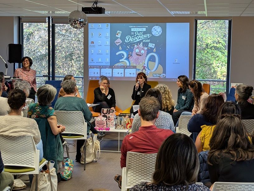 Les membres du comité du Petit dévoreur partageant leur expérience